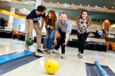 Bowling süre eğleniyor arkadaşlar