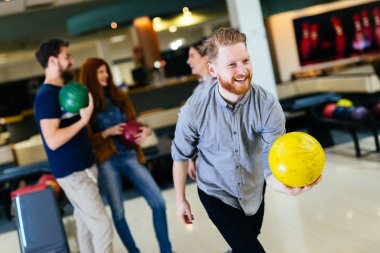 Kulüpte bowling arkadaşlar