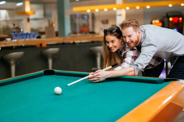 Happy couple playing snooker — Stock Photo, Image