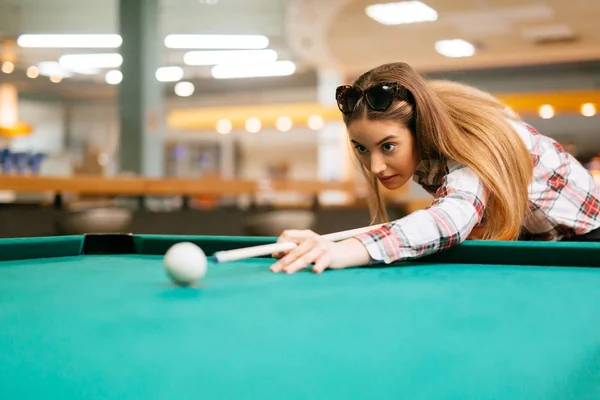 Belle femme jouer snooker — Photo