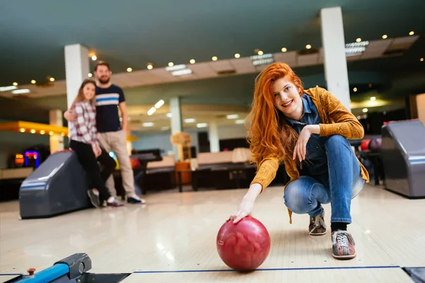 Schöne Frau beim Bowling mit Freunden — Stockfoto