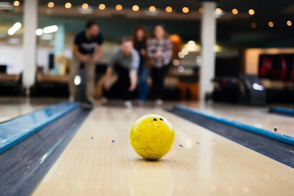 Friends bowling at club — Stock Photo, Image