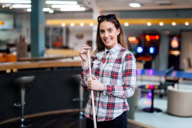 Güzel esmer tebeşirlenme işaret