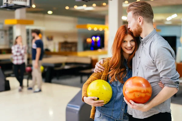 Casal bonito namoro e boliche — Fotografia de Stock