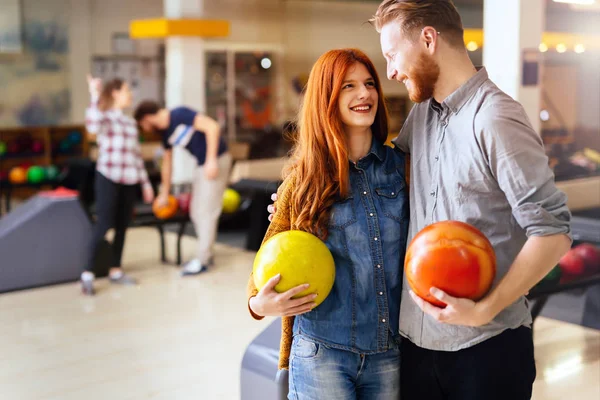 Casal bonito namoro e boliche — Fotografia de Stock