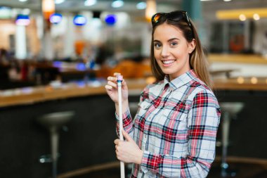 Güzel esmer tebeşirlenme işaret