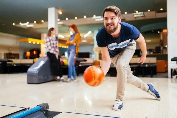 Freunde haben Spaß beim Bowling — Stockfoto