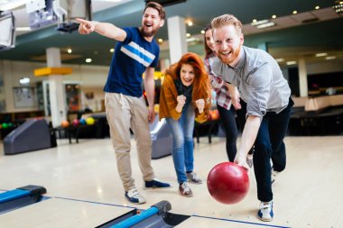 Bowling süre eğleniyor arkadaşlar