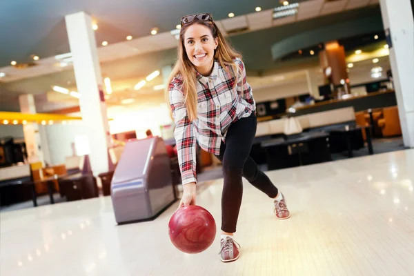 Frau wirft Bowlingball — Stockfoto