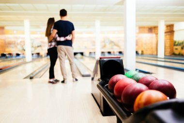 Çift birlikte bowling keyfini çıkarın