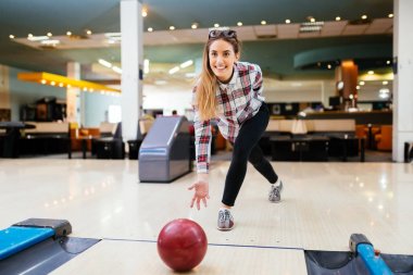 Kadın bowling topu atma