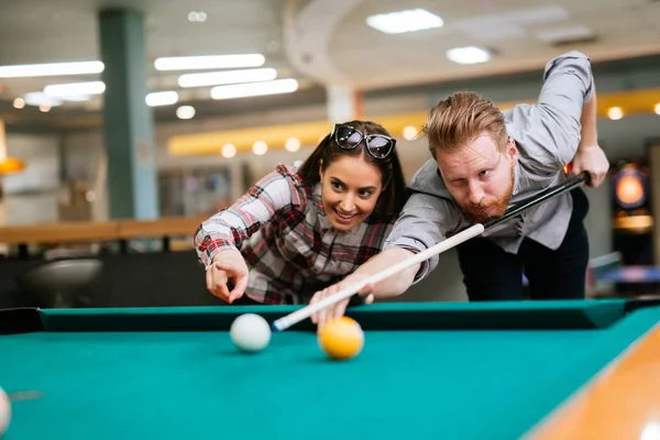 Casal namoro e jogar snooker — Fotografia de Stock