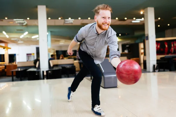 Bell'uomo bowling — Foto Stock