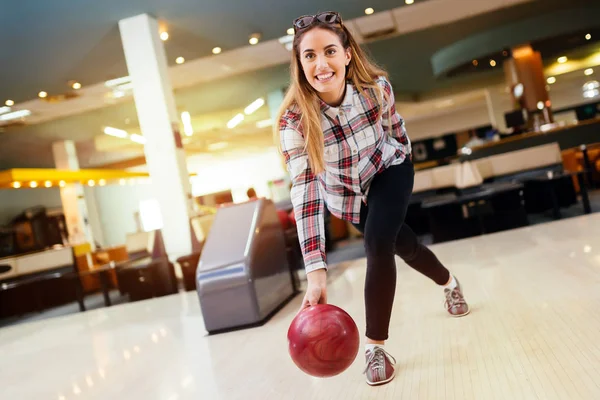 Kadın bowling topu atma