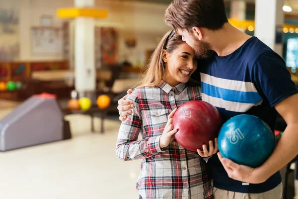 Gyönyörű pár randi és bowling — Stock Fotó