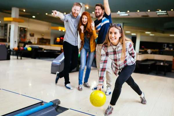Bowling süre eğleniyor arkadaşlar