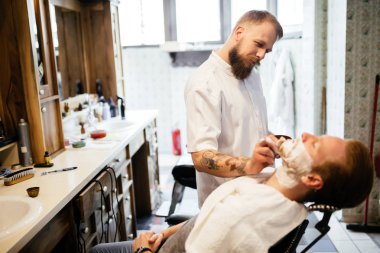 Retro tıraş köpüğü ile