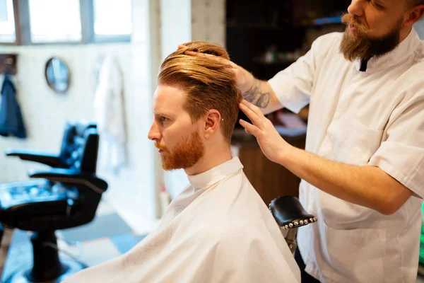 Peinados de cabello y peinado —  Fotos de Stock