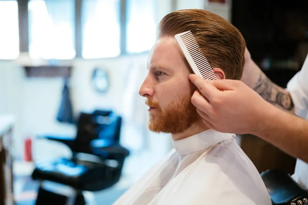 Masculino recebendo tratamento de barba de cabelo — Fotografia de Stock