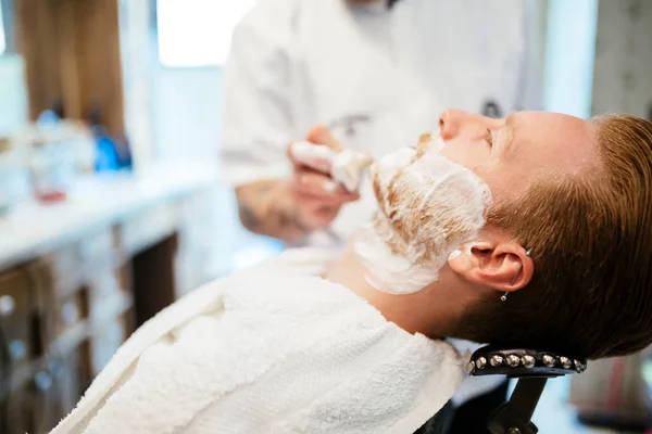 Man in de kapper — Stockfoto