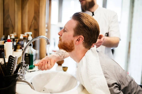 Hombre en peluquería — Foto de Stock