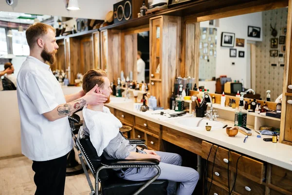 Maschio che riceve trattamento barba capelli — Foto Stock