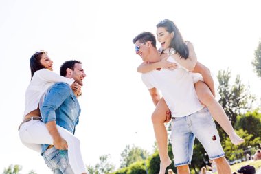 Kadınlar kumlu bir plaj üzerinde taşıyan insanlar 