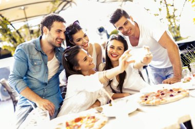  bir selfie bir restoranda alan insanlar 