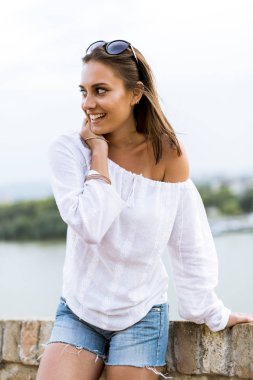  genç bir kadın açık havada poz