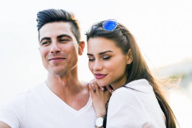 Genç çift duygusallık ifade