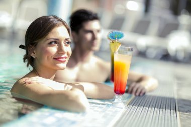 Gençler kokteyl içme 