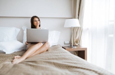 bir dizüstü bilgisayar kullanarak güzel bir kadın 