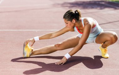 Yaz aylarında uzanan kadın