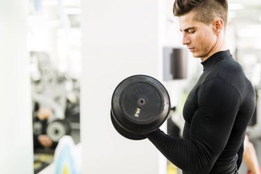 adam bir spor salonunda egzersiz