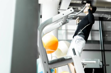  yakışıklı bir adam bir spor salonunda egzersiz