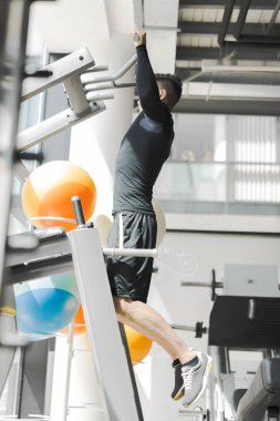 adam bir spor salonunda egzersiz