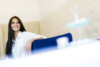  Gülümseyen güzel kadın