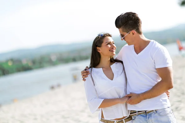 Romantisches Paar hält Händchen — Stockfoto