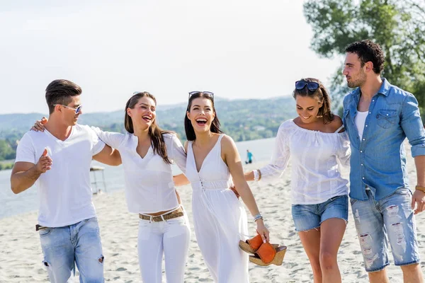Young people on beach — Stock Photo, Image