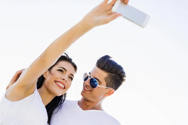 아름 다운 젊은 부부는 selfie를 복용 — 스톡 사진