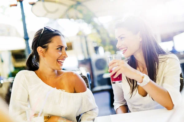 Ragazze che parlano durante la pausa pranzo — Foto Stock