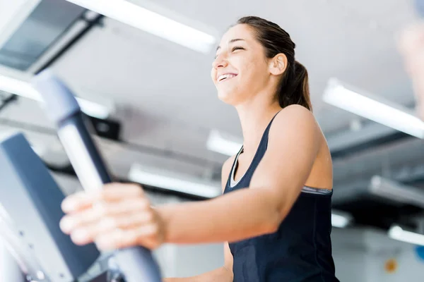 Señora usando el entrenador elíptico — Foto de Stock