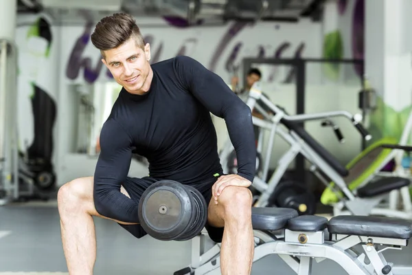 Jonge man opleiding in een sportschool — Stockfoto