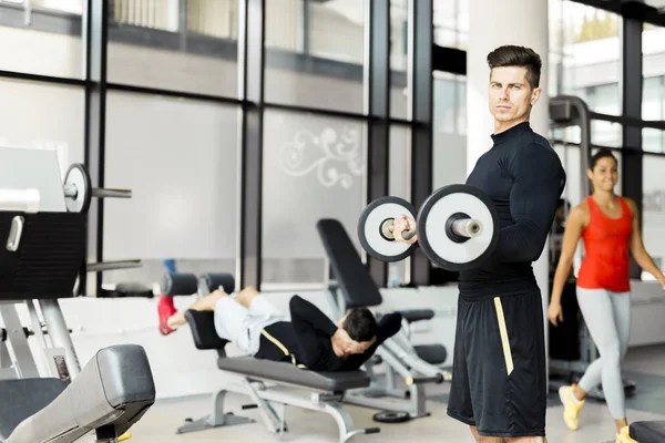 Hombre joven entrenando en un gimnasio —  Fotos de Stock