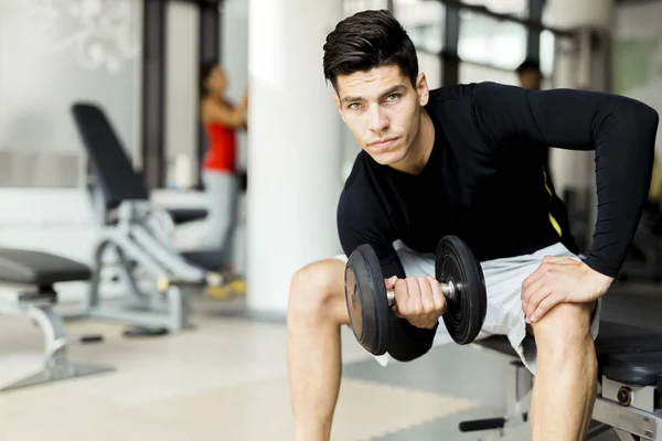 Giovane formazione in palestra — Foto Stock