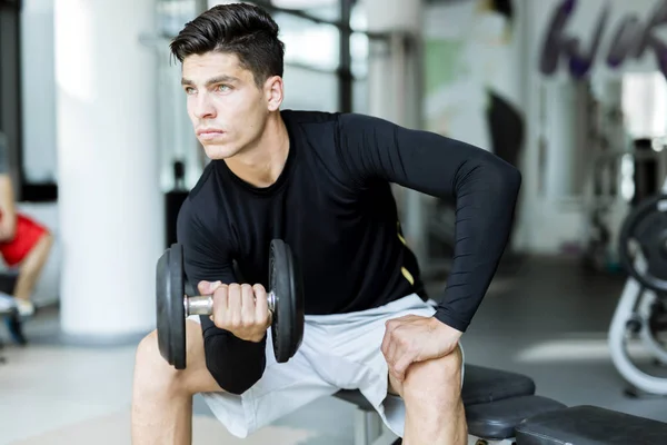 Giovane formazione in palestra — Foto Stock