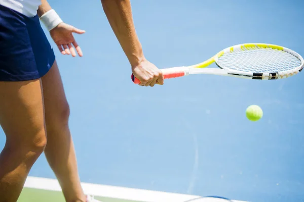 Tennisspielerin serviert — Stockfoto