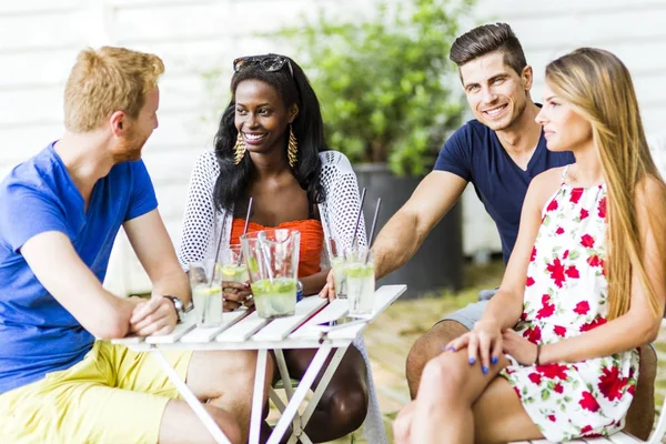 oturan arkadaşlar bir tablo söz