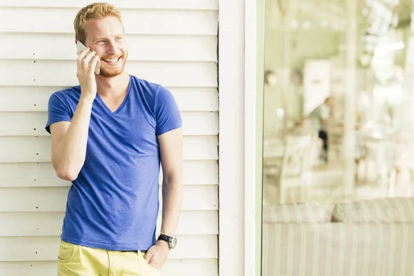 Hombre guapo usando el teléfono — Foto de Stock