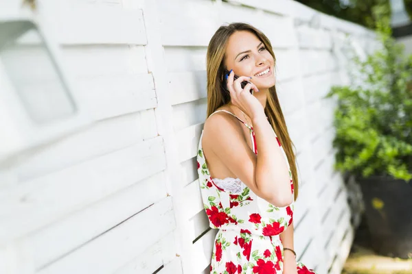 Telefonhívás közben mosolygó nő — Stock Fotó